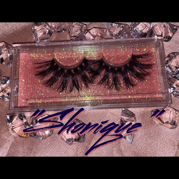 Lashes - Picture 11 of 13